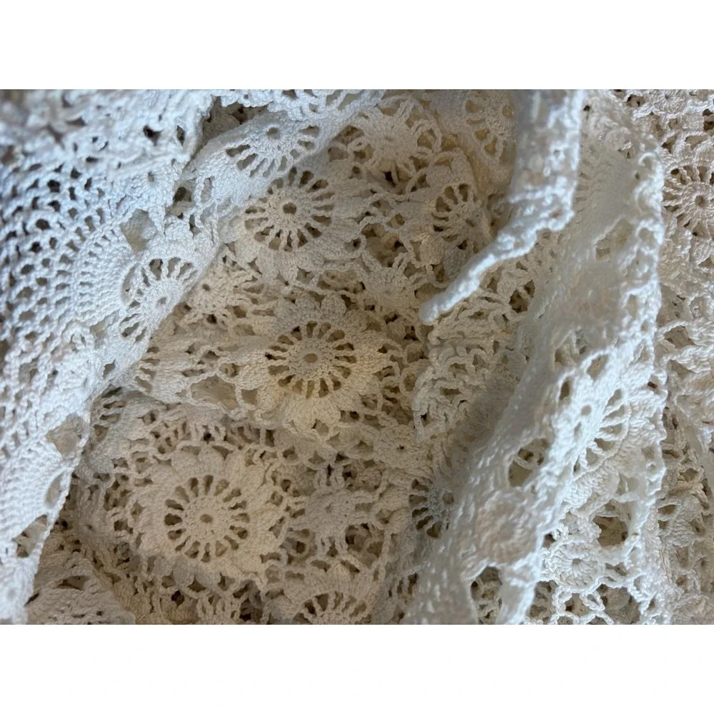 Vintage Handmade Crochet Tablecloth Daisy Wheel Pattern Cream 36x36 Scallop